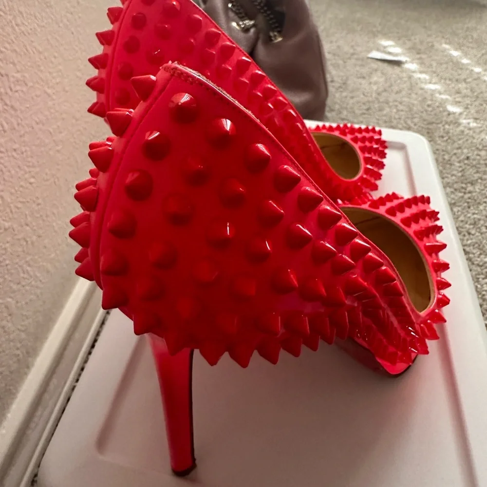 Christian Louboutin - Picture 6 of 8